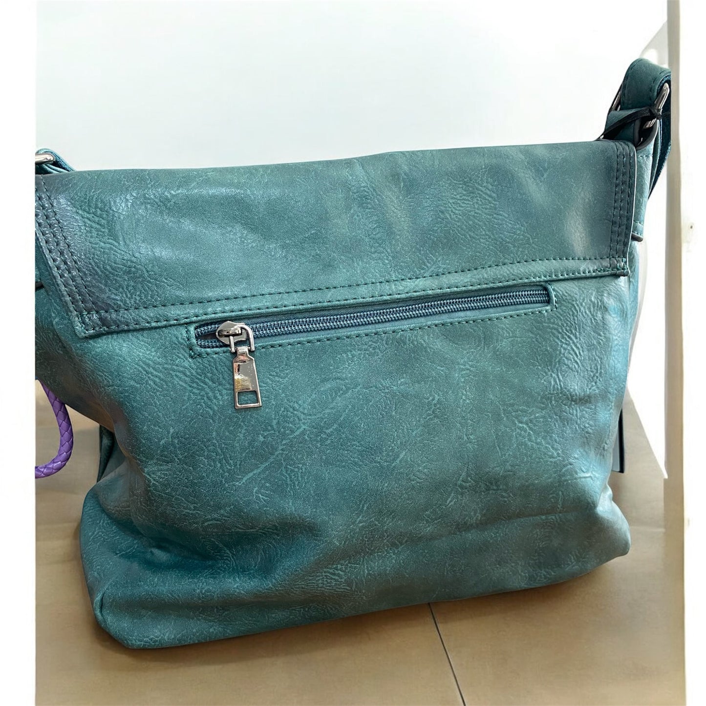 Borsa con lembo frontale, e chiusure magnetiche , manico e tracolla