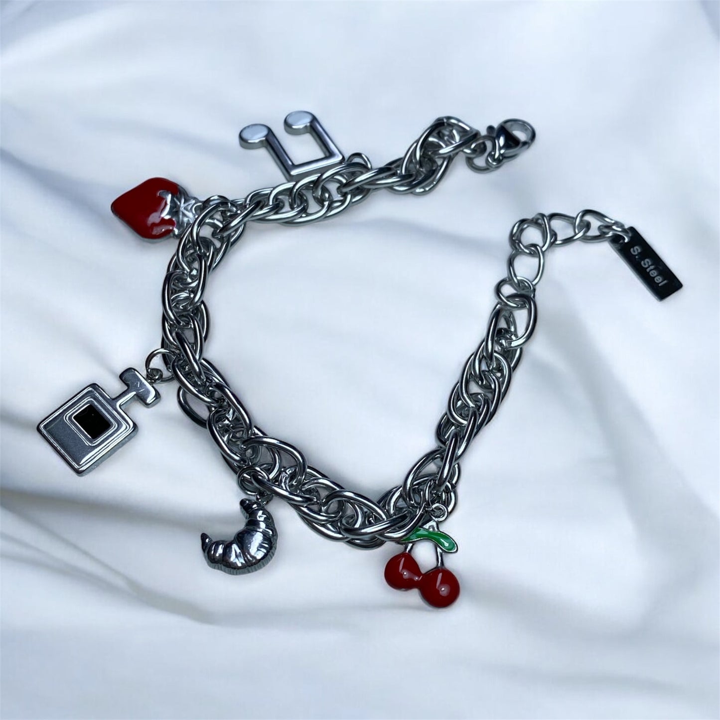 Bracciale con charm fragola, ciliegia, cornetto e altri