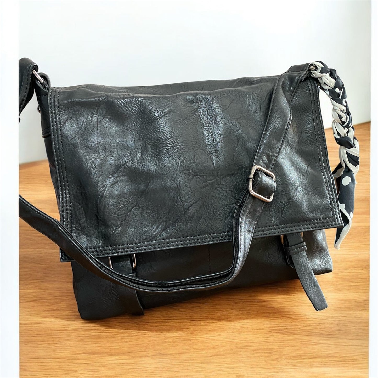 Borsa con lembo frontale, e chiusure magnetiche , manico e tracolla