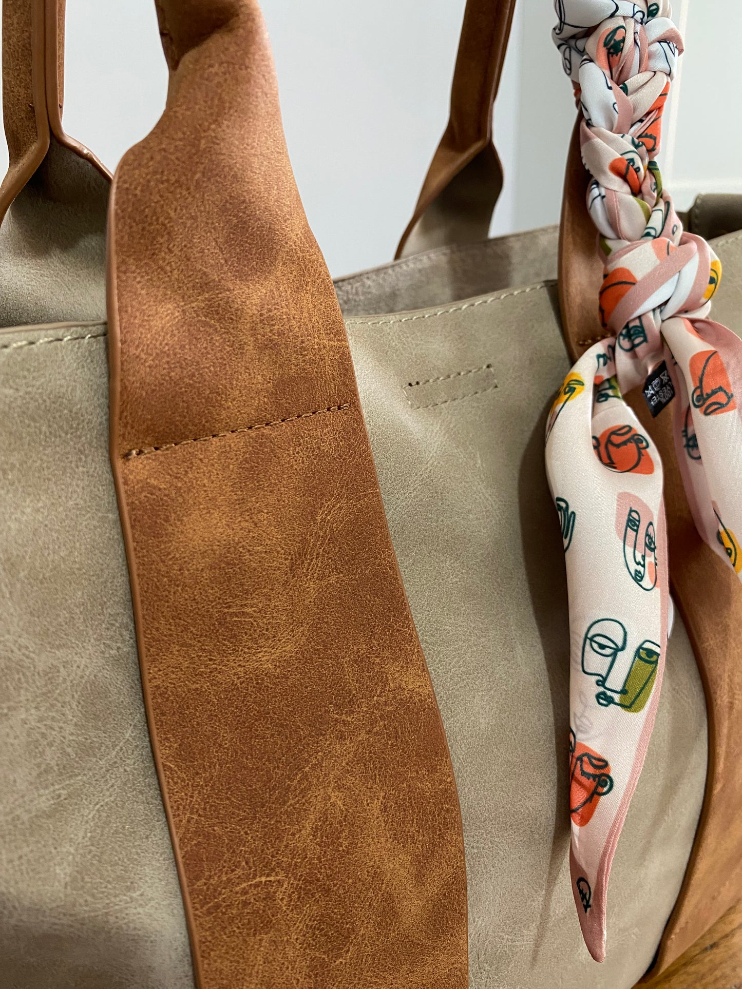 Borsa semi bauletto con manico e tracolla - simile scamosciato