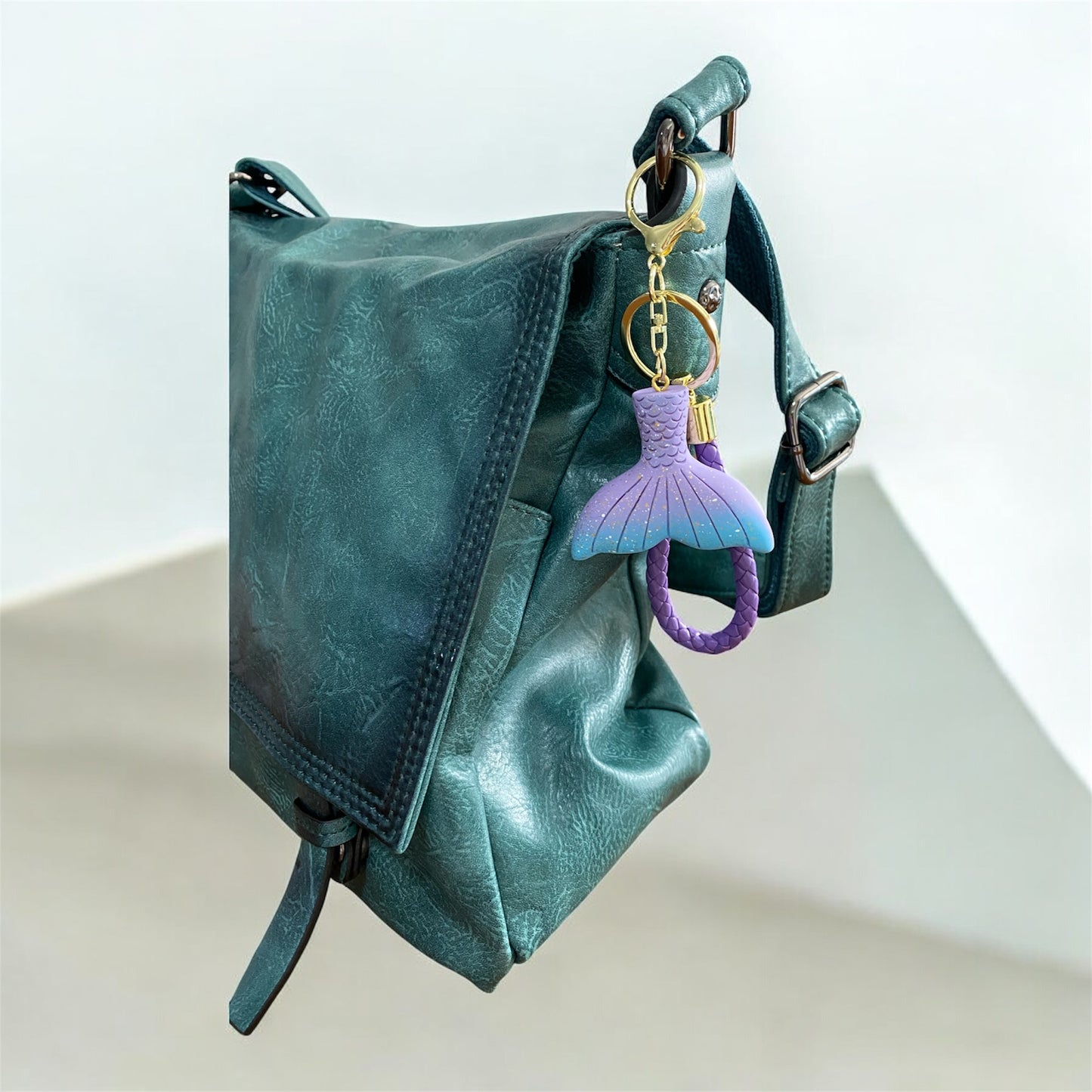 Borsa con lembo frontale, e chiusure magnetiche , manico e tracolla