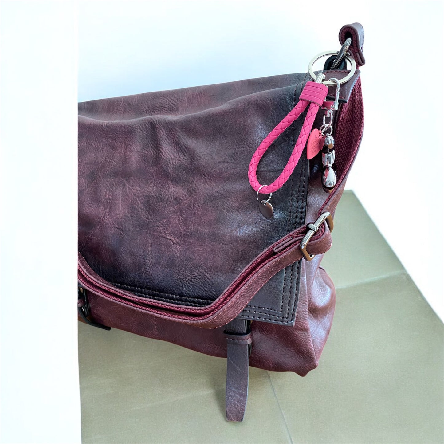 Borsa con lembo frontale, e chiusure magnetiche , manico e tracolla