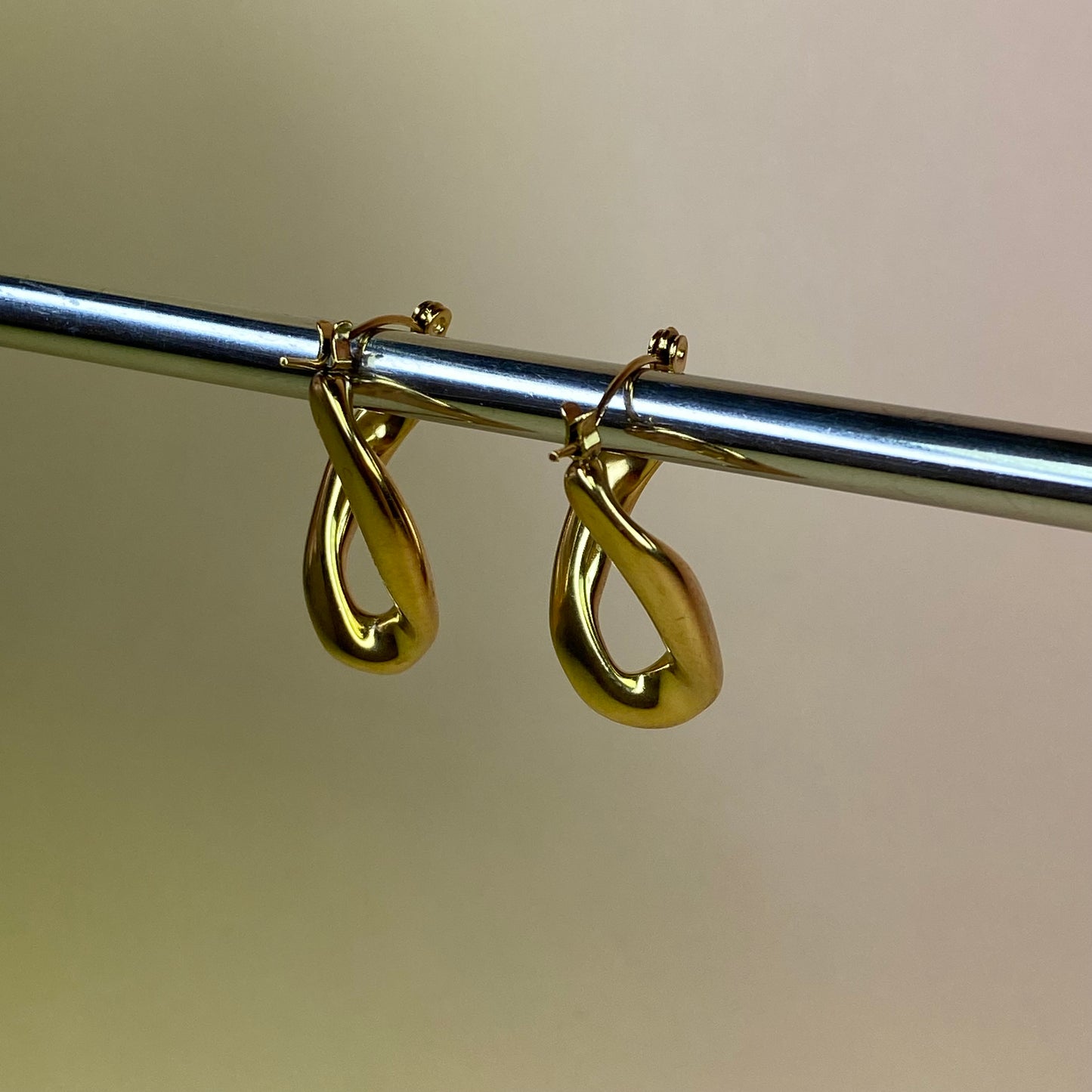 Orecchino girato gold - acciaio jewels