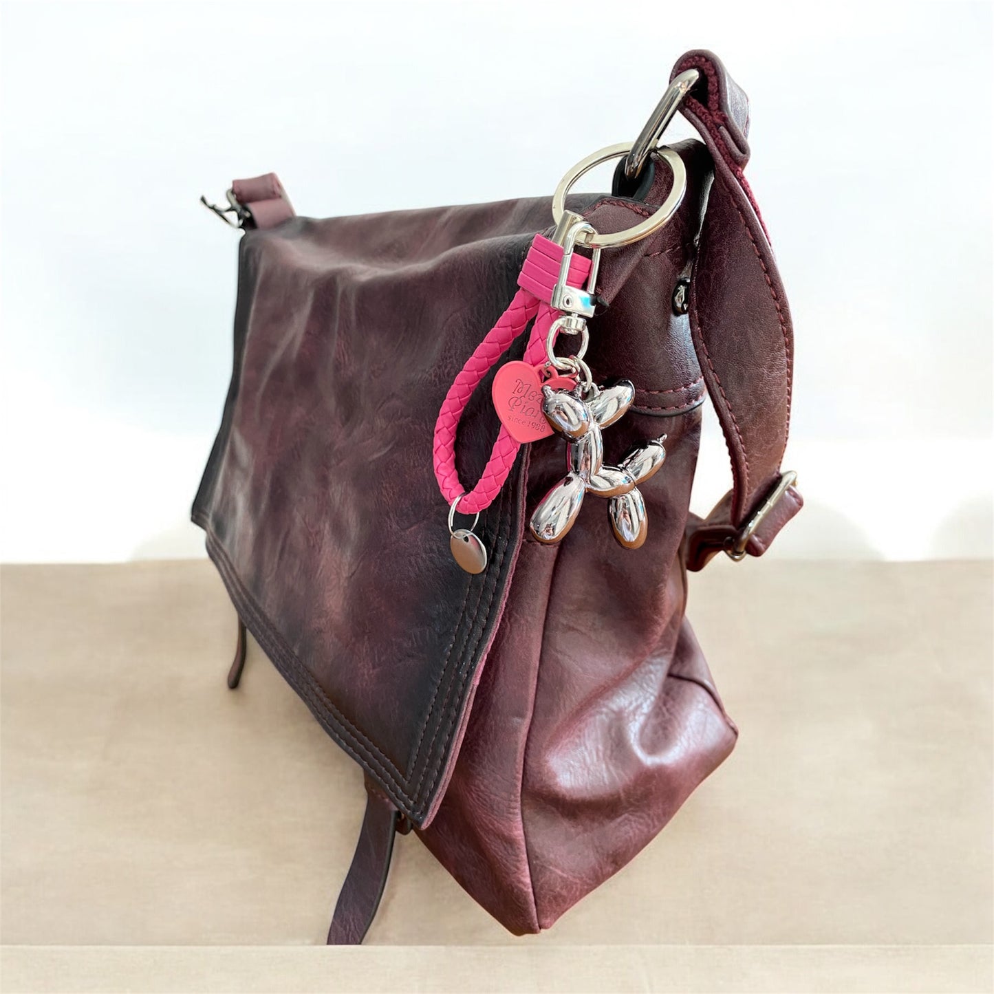 Borsa con lembo frontale, e chiusure magnetiche , manico e tracolla