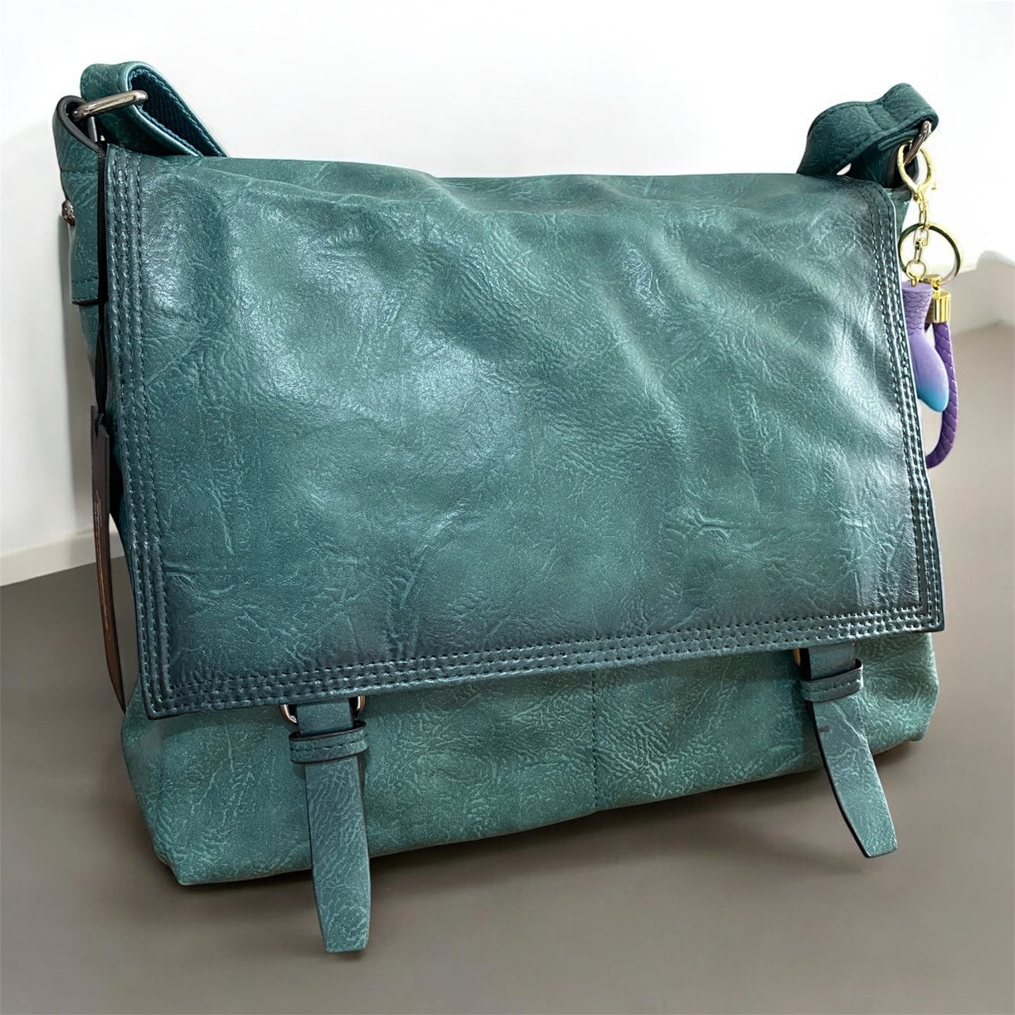Borsa con lembo frontale, e chiusure magnetiche , manico e tracolla