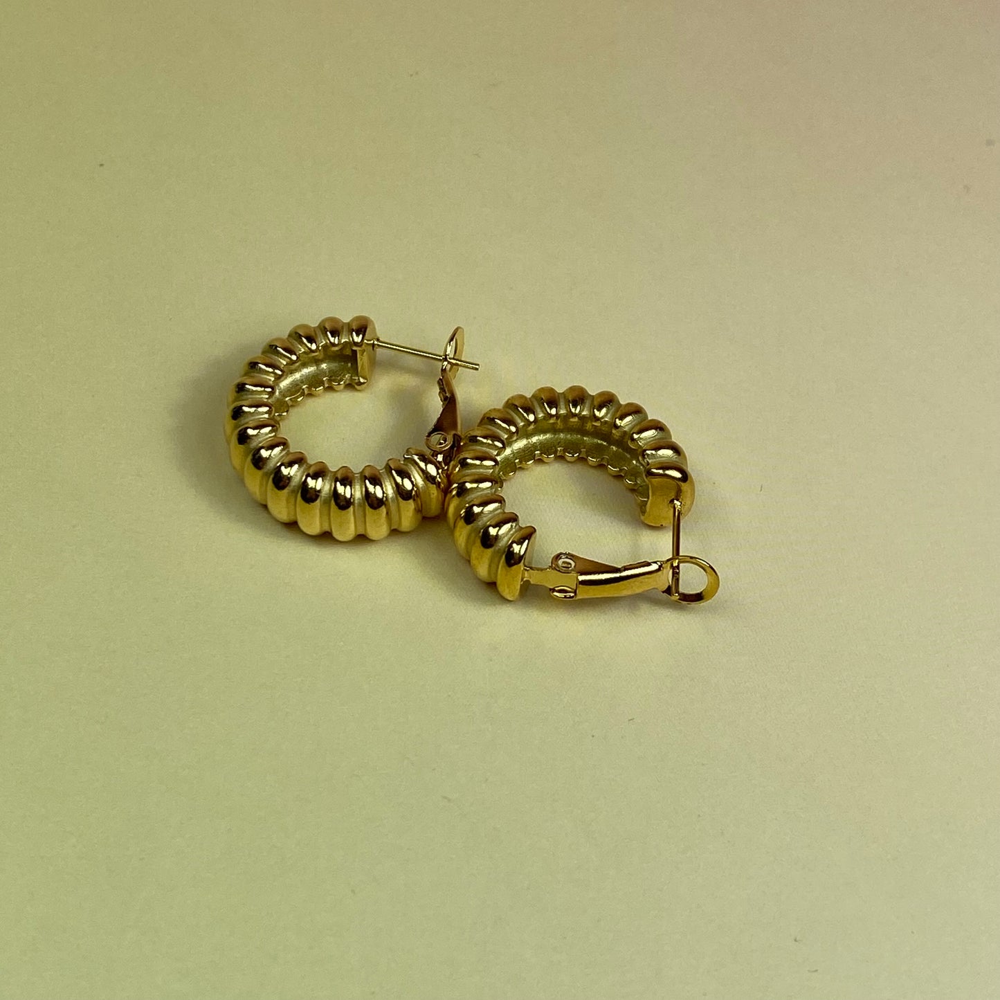 Orecchino cerchio rigato cicciottoso gold - acciaio jewels