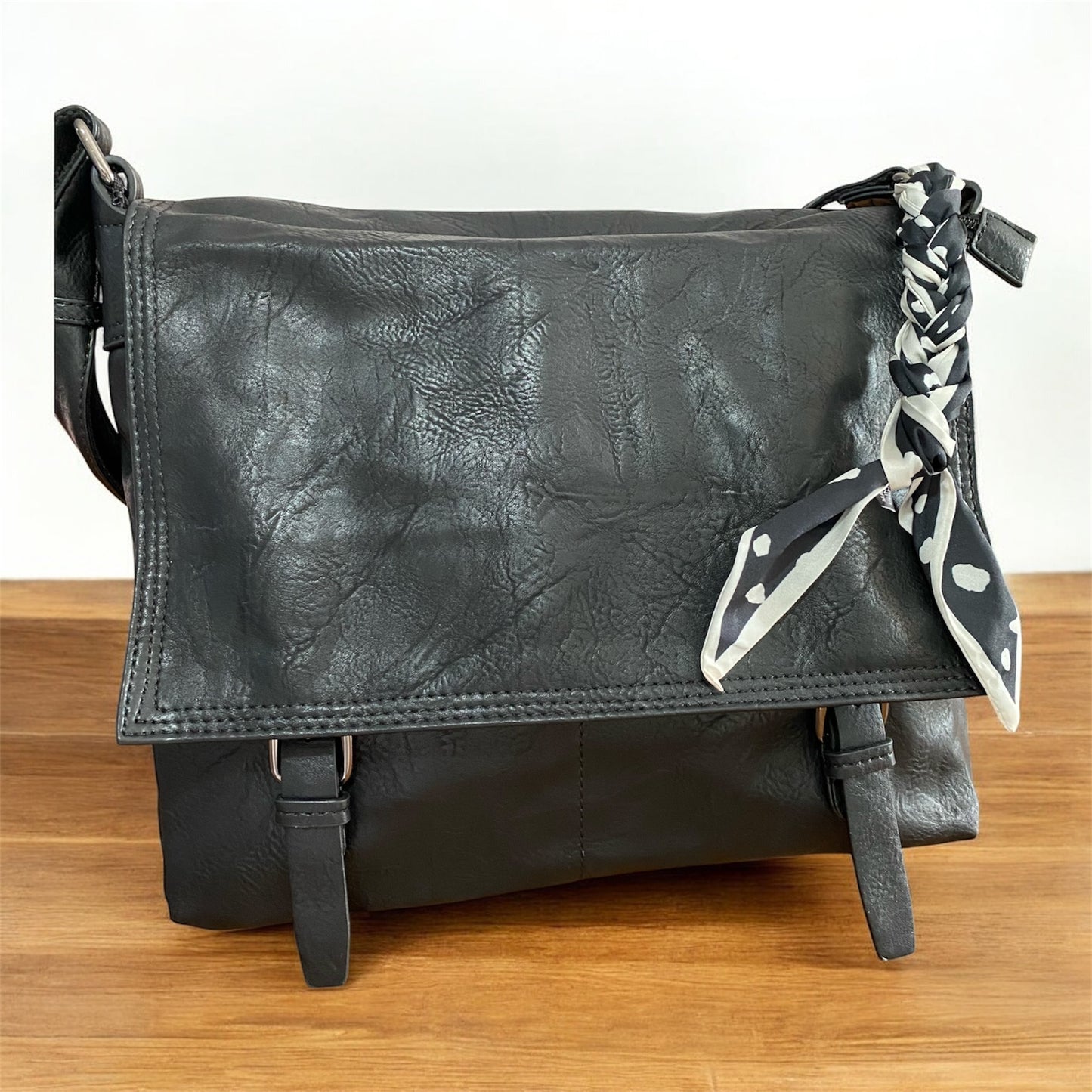 Borsa con lembo frontale, e chiusure magnetiche , manico e tracolla