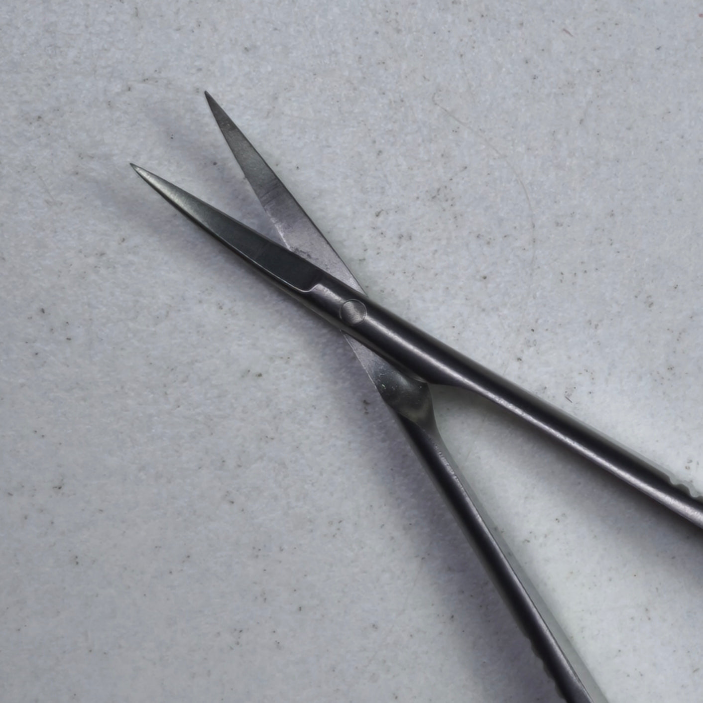 Forbicina per cuticole a molla con punta curva- forbici manicure a pinza