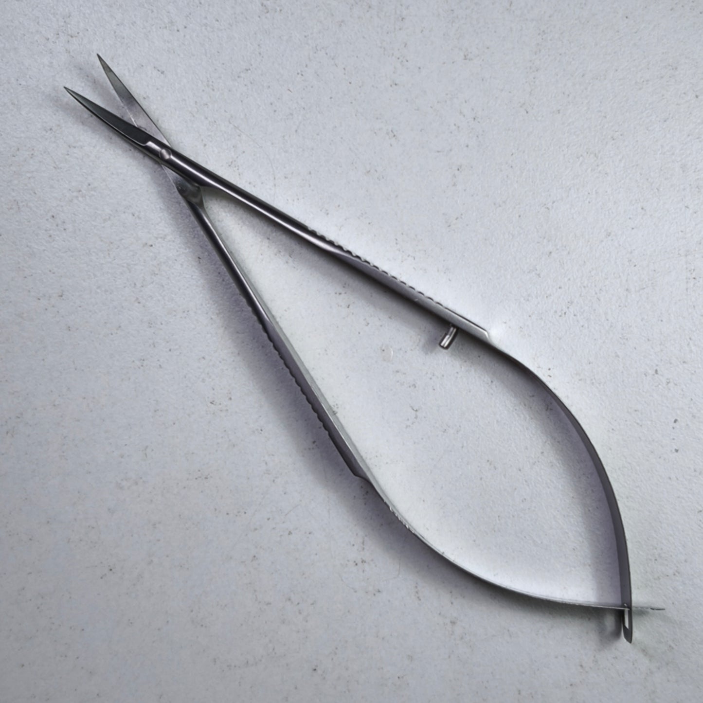 Forbicina per cuticole a molla con punta curva- forbici manicure a pinza
