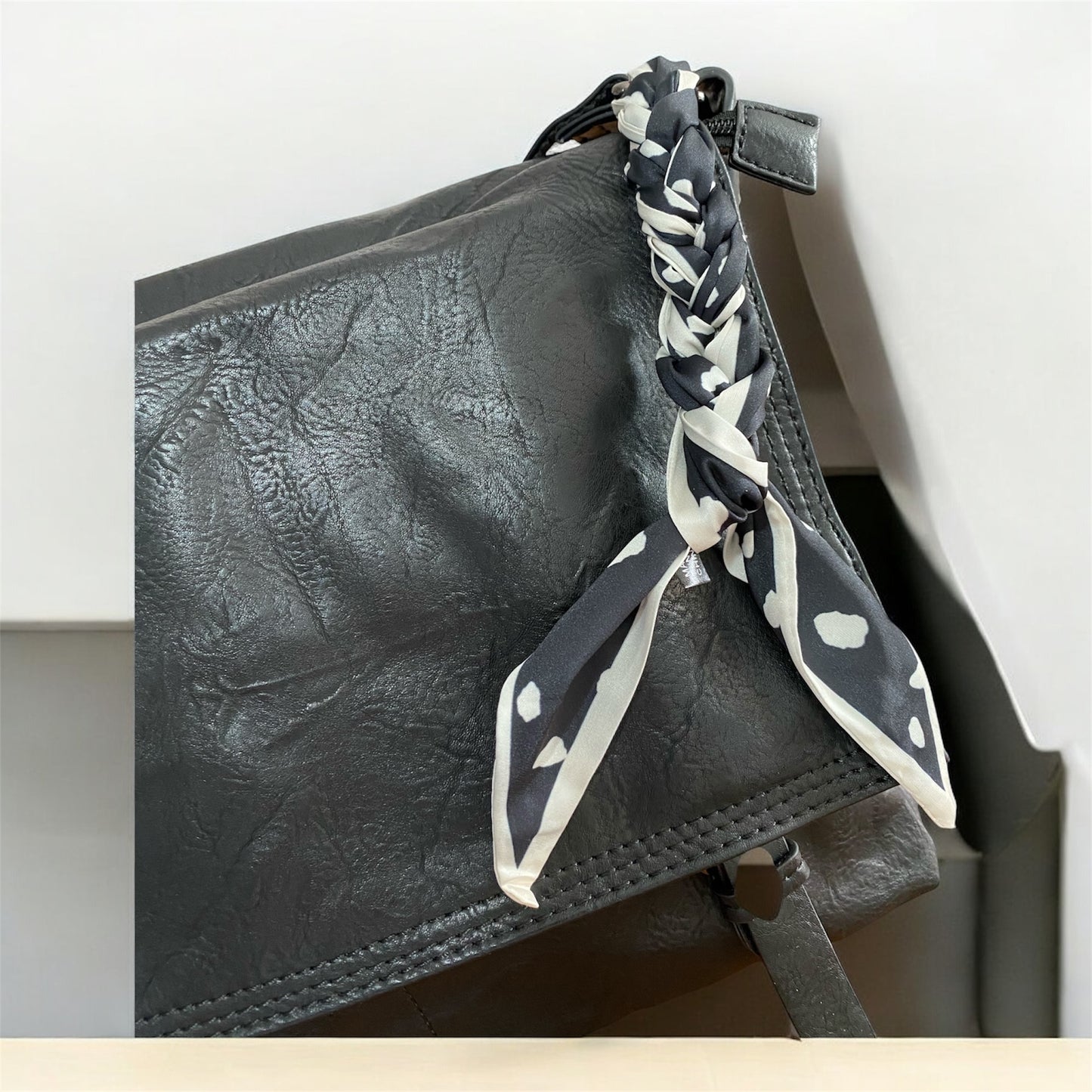 Borsa con lembo frontale, e chiusure magnetiche , manico e tracolla