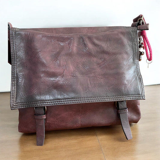 Borsa con lembo frontale, e chiusure magnetiche , manico e tracolla