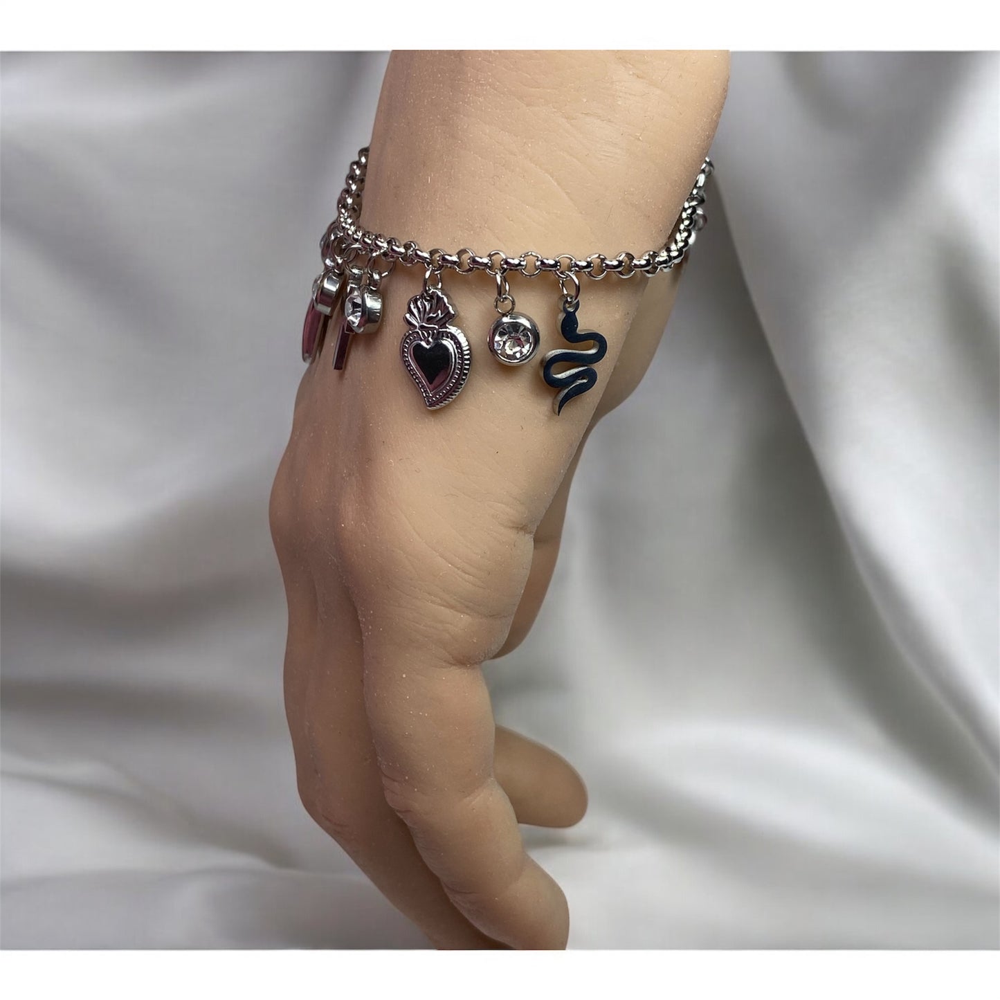 Bracciale con charm in acciaio- cuore-croce-corna-serpente-zirconi