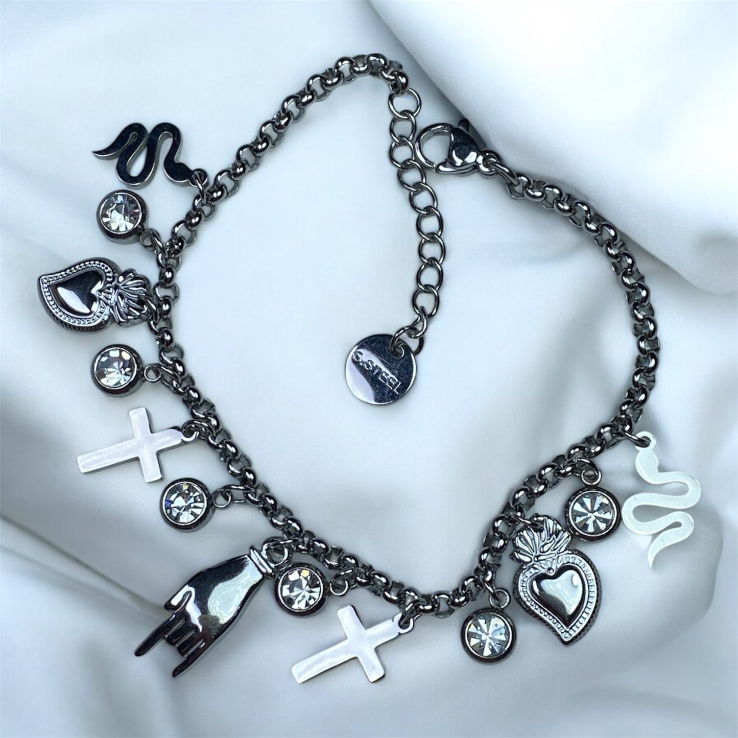 Bracciale con charm in acciaio- cuore-croce-corna-serpente-zirconi