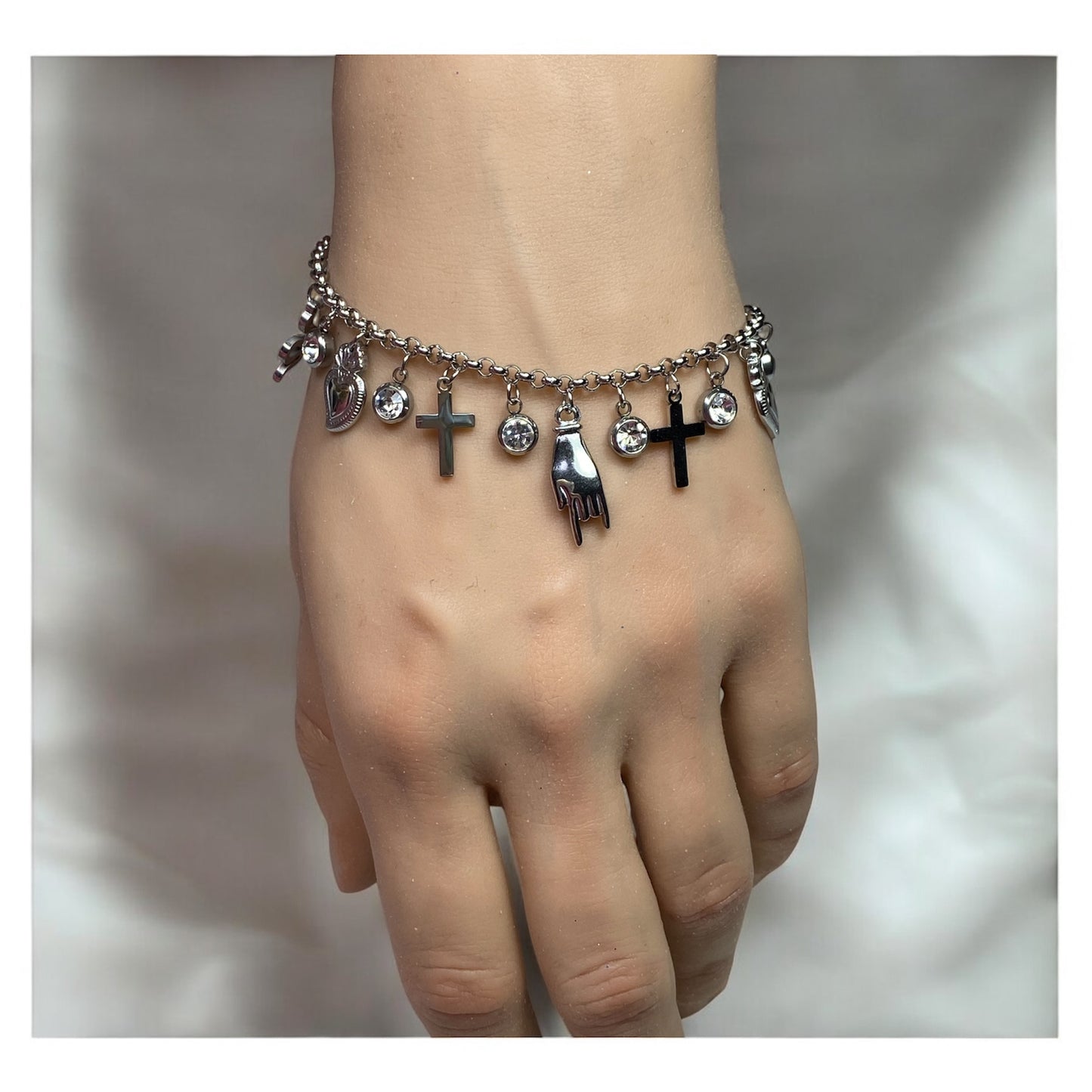 Bracciale con charm in acciaio- cuore-croce-corna-serpente-zirconi