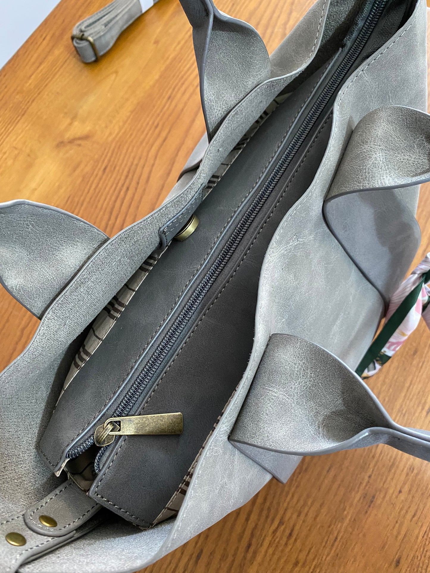 Borsa semi bauletto con manico e tracolla - simile scamosciato