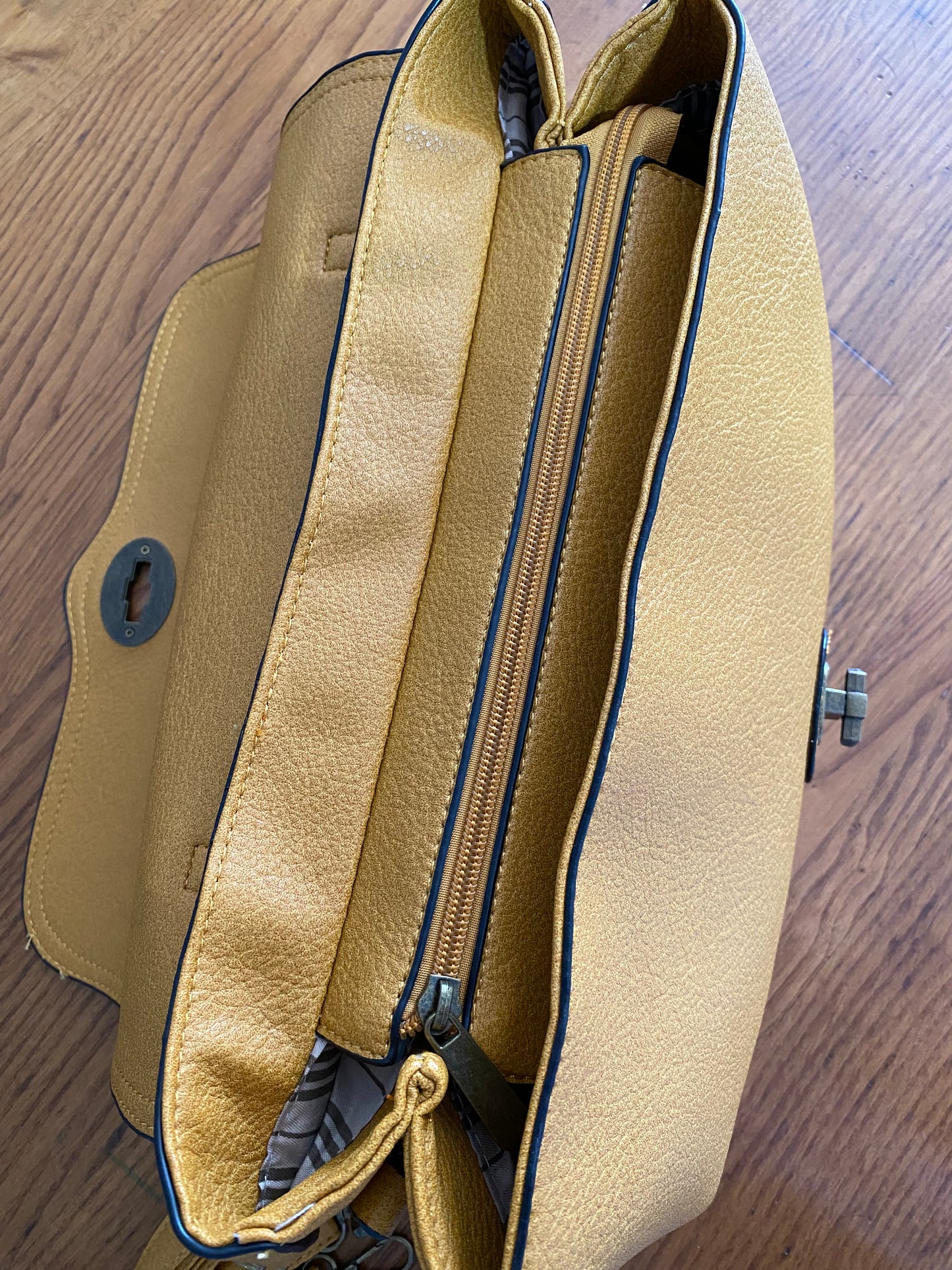 Borsa “La ondulata borchiata” - manico e tracolla